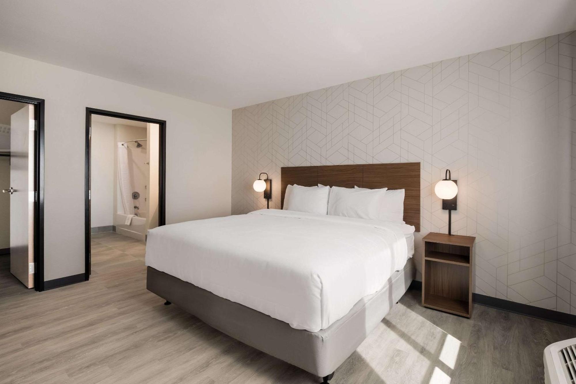 Everhome Suites Corona Exterior photo
