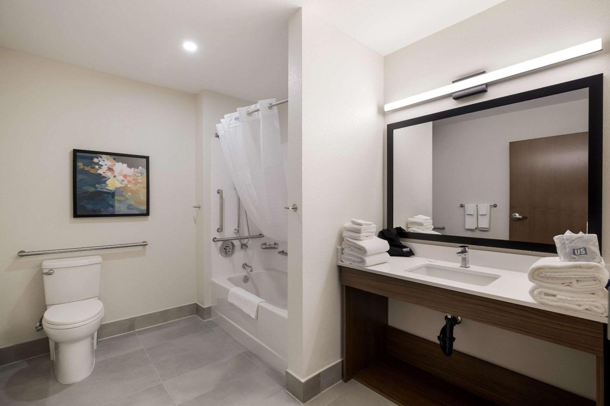 Everhome Suites Corona Exterior photo