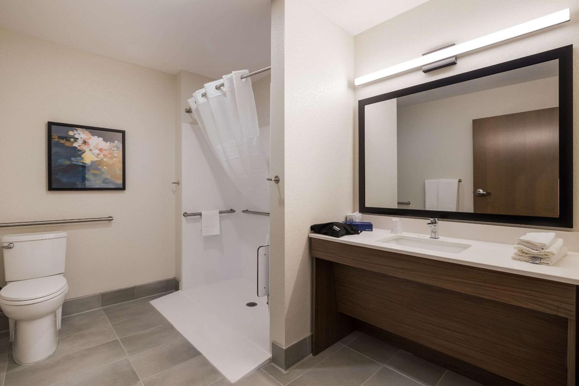 Everhome Suites Corona Exterior photo