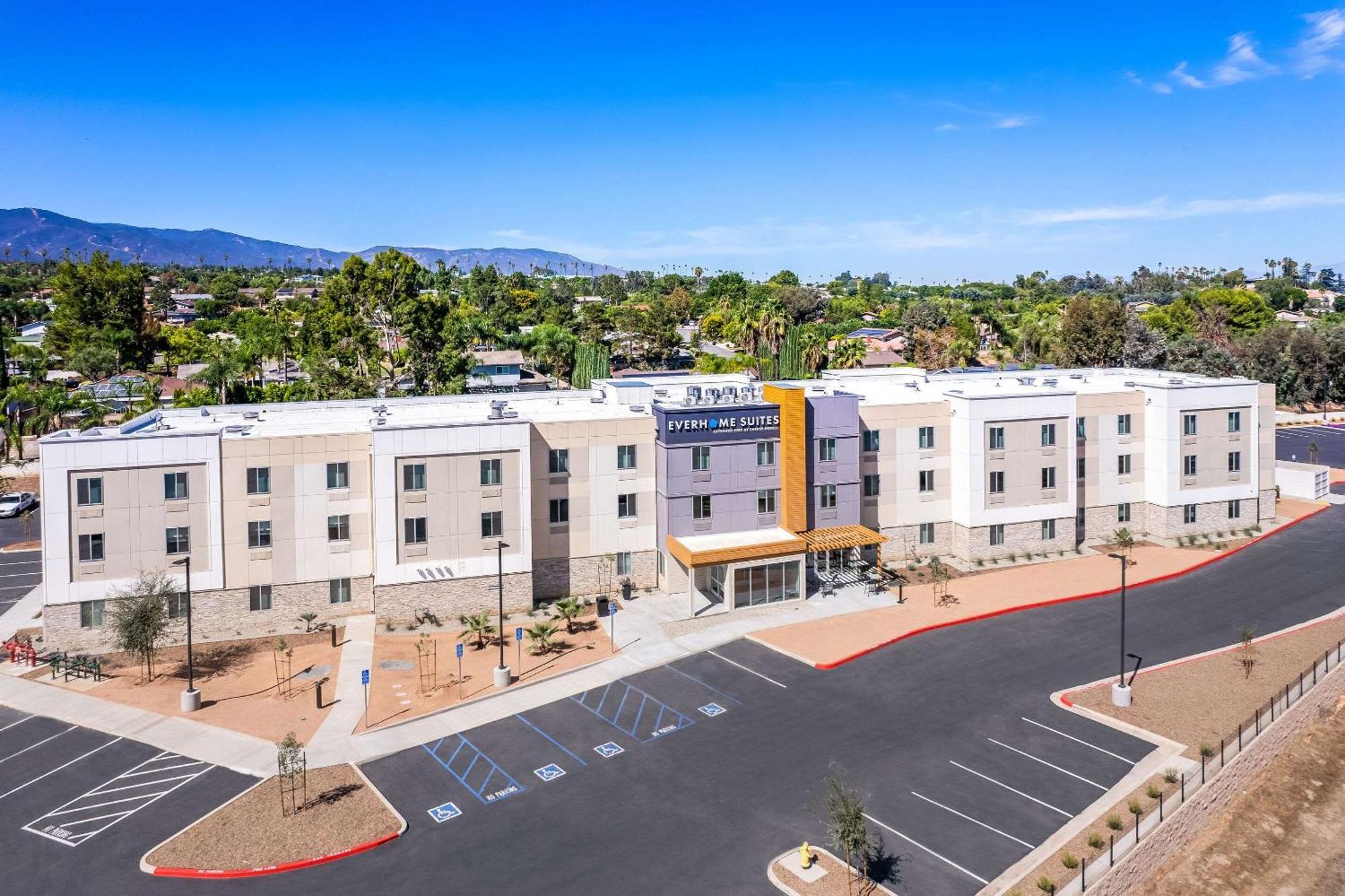 Everhome Suites Corona Exterior photo